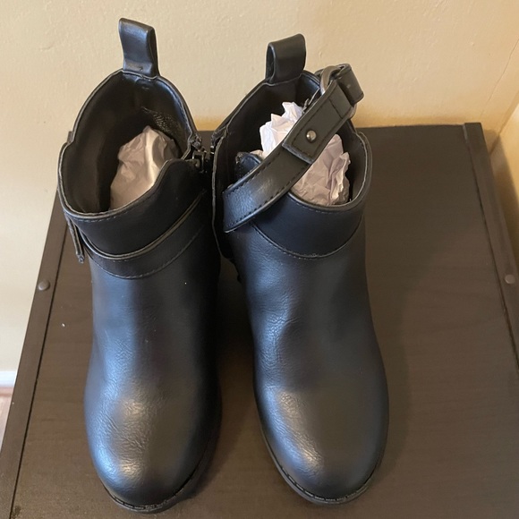 NWOT size 12 toddler girls ankle boots. Boot packaging was Only opened to try on - Picture 2 of 3